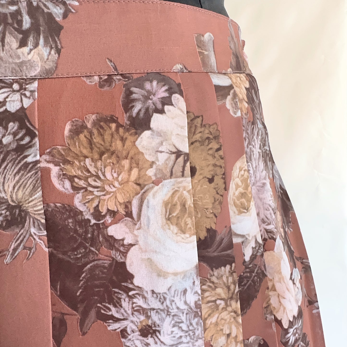 Saia midi plissada floral (XL)